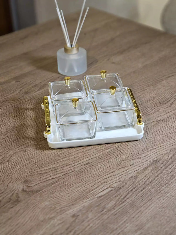 TREND HOME GOLD Aperitif-Tablett mit 4 quadratischen Schalen mit Deckel aus Glas und Porzellan ﻿