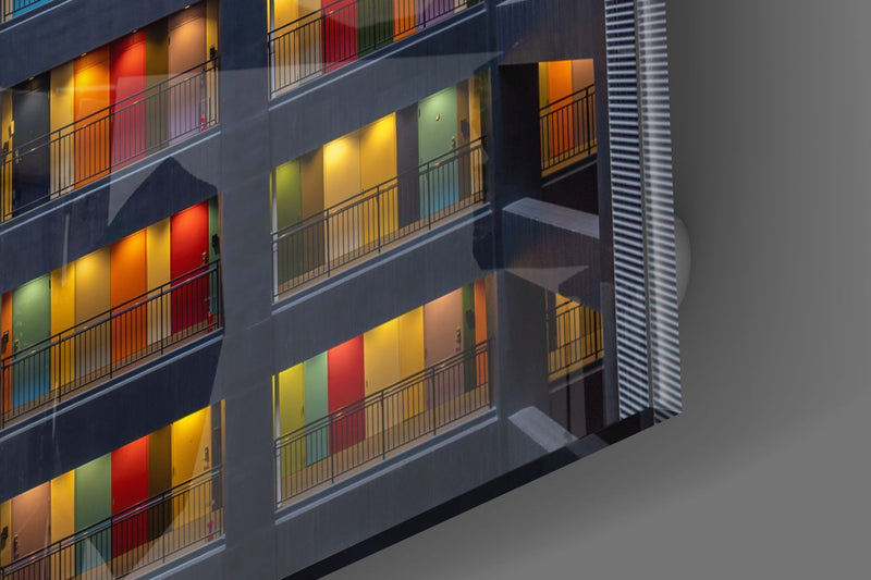 Tableau en verre - Immeuble aux portes multicolores et balcons