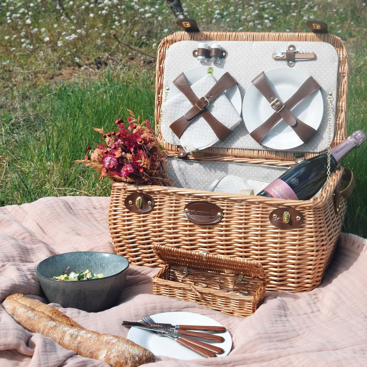 Panier En Osier De Pique-nique Avec Les Uits Et La Bouteille Du Vin Du Fromage Des Croissants Du Livre Couverture Image98012031 Panier En Osier De Pique-nique Avec Les Uits Et La Bouteille Du Vin Du Fromage Des Croissants Du Livre Couverture Image98012031